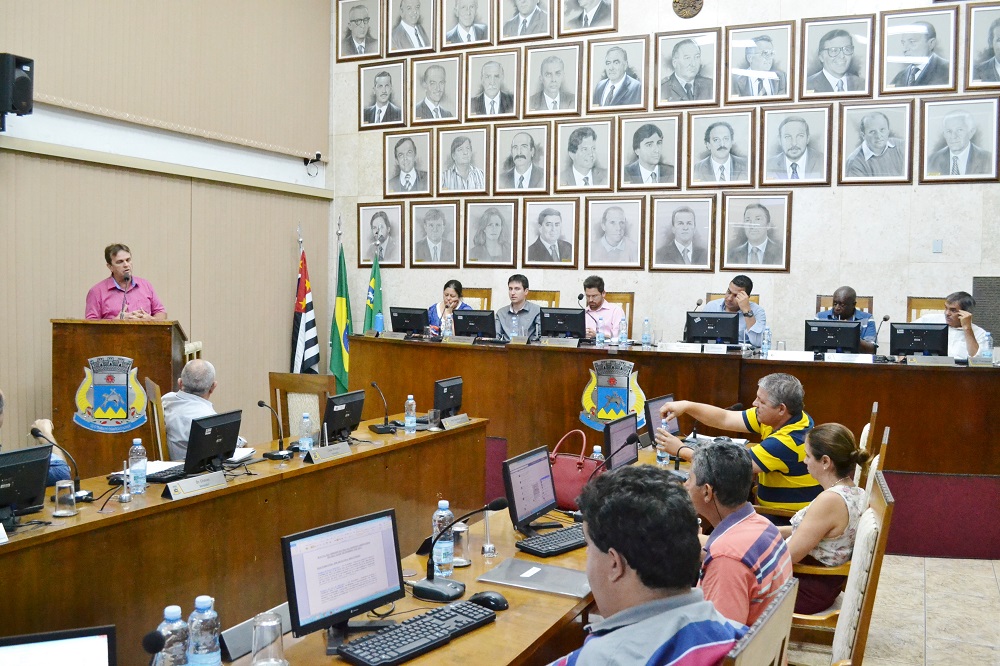 Câmara aprova 3 projetos e debate sujeira de pombos no terminal urbano