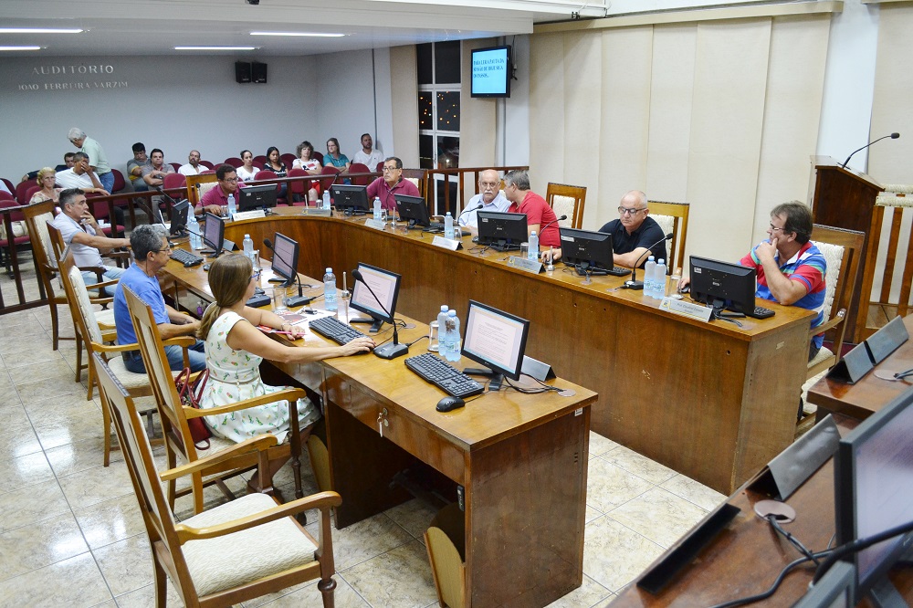 Sessão tem 3 projetos aprovados e debate sobre transporte escolar e salários atrasados