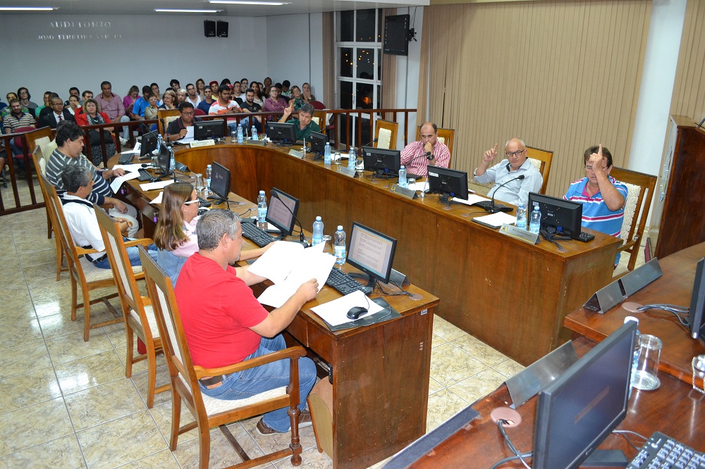 Vereadores aprovam 4 projetos e debatem realização de festas rave com produtor de eventos