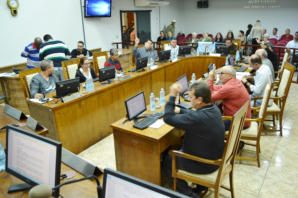 Vereadores aprovam projetos que concedem reposição de 4% aos servidores municipais