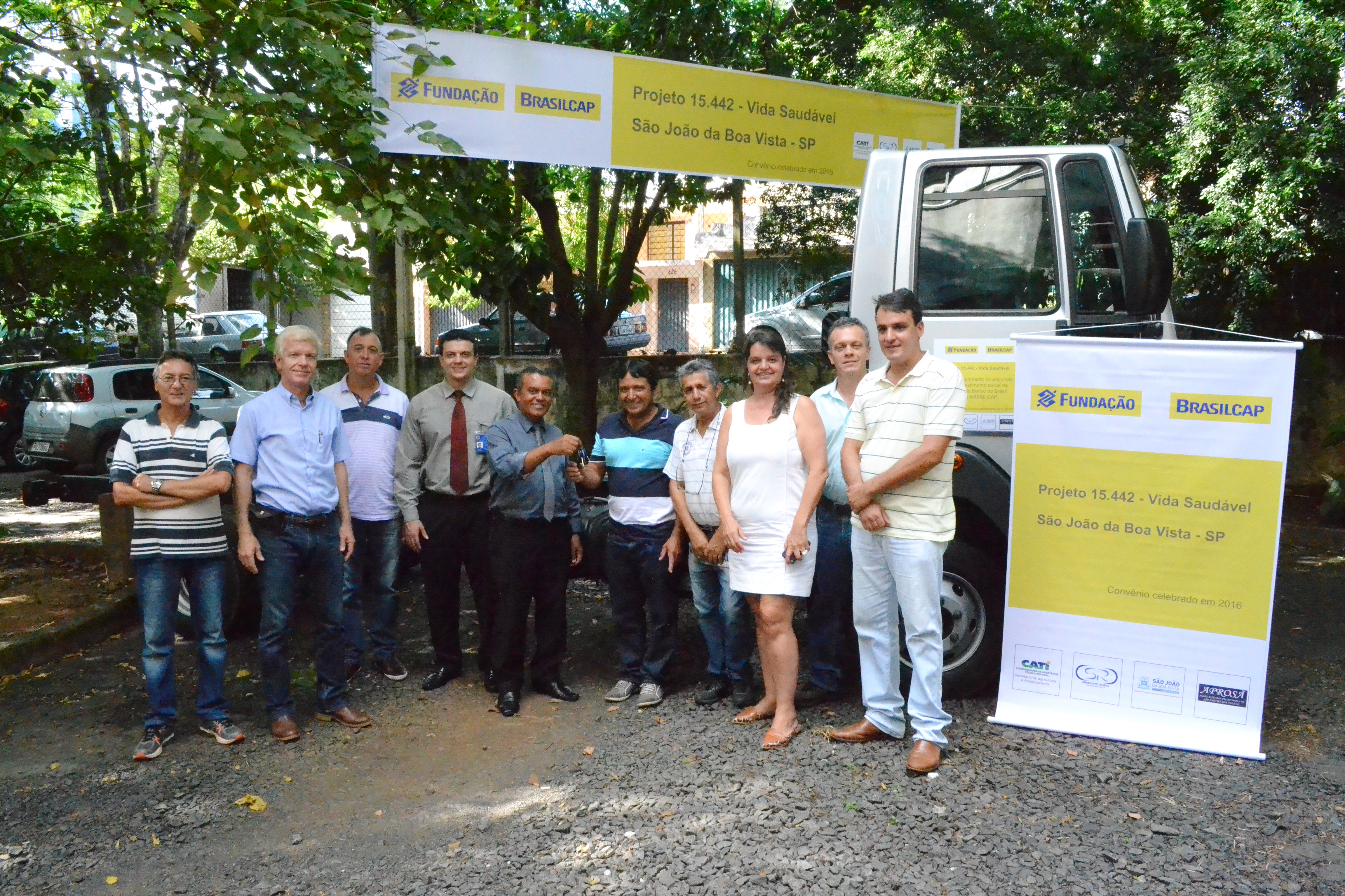 Vereadores prestigiam entrega de caminhão para a Associação dos Produtores de São João (Aprosã)