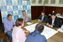 Legislativo participa da assinatura de contrato para segunda fase do programa Vila Iluminada