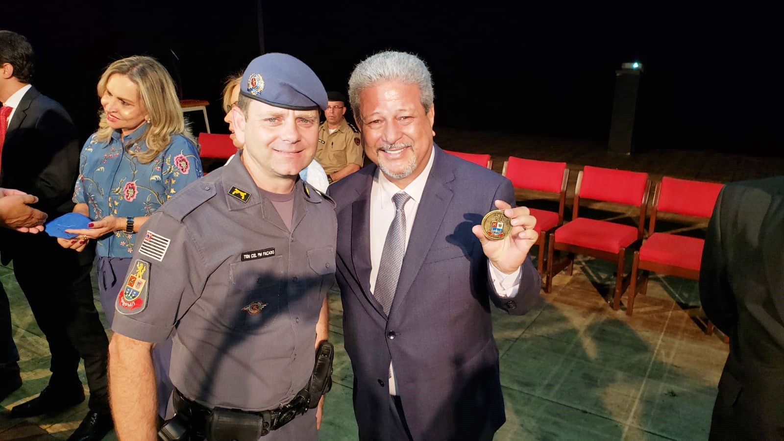 Presidente da Câmara, Dr. Carlos Gomes, é condecorado pela Polícia Militar com a medalha Challenge Coin