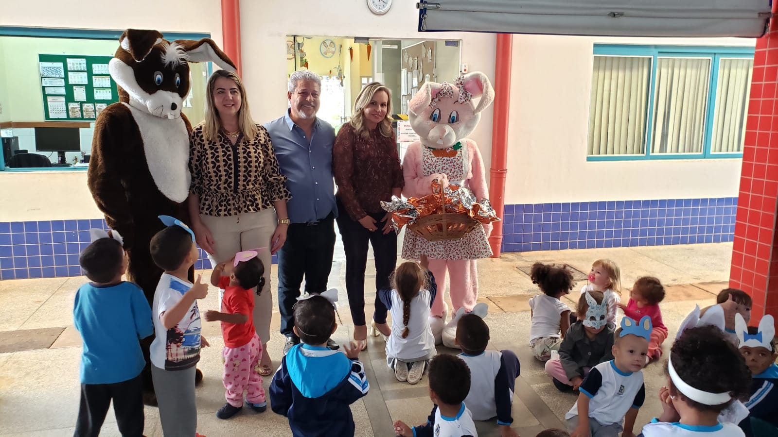 Presidente da Câmara visita escola no Santo Antonio e participa da entrega de ovos de Páscoa