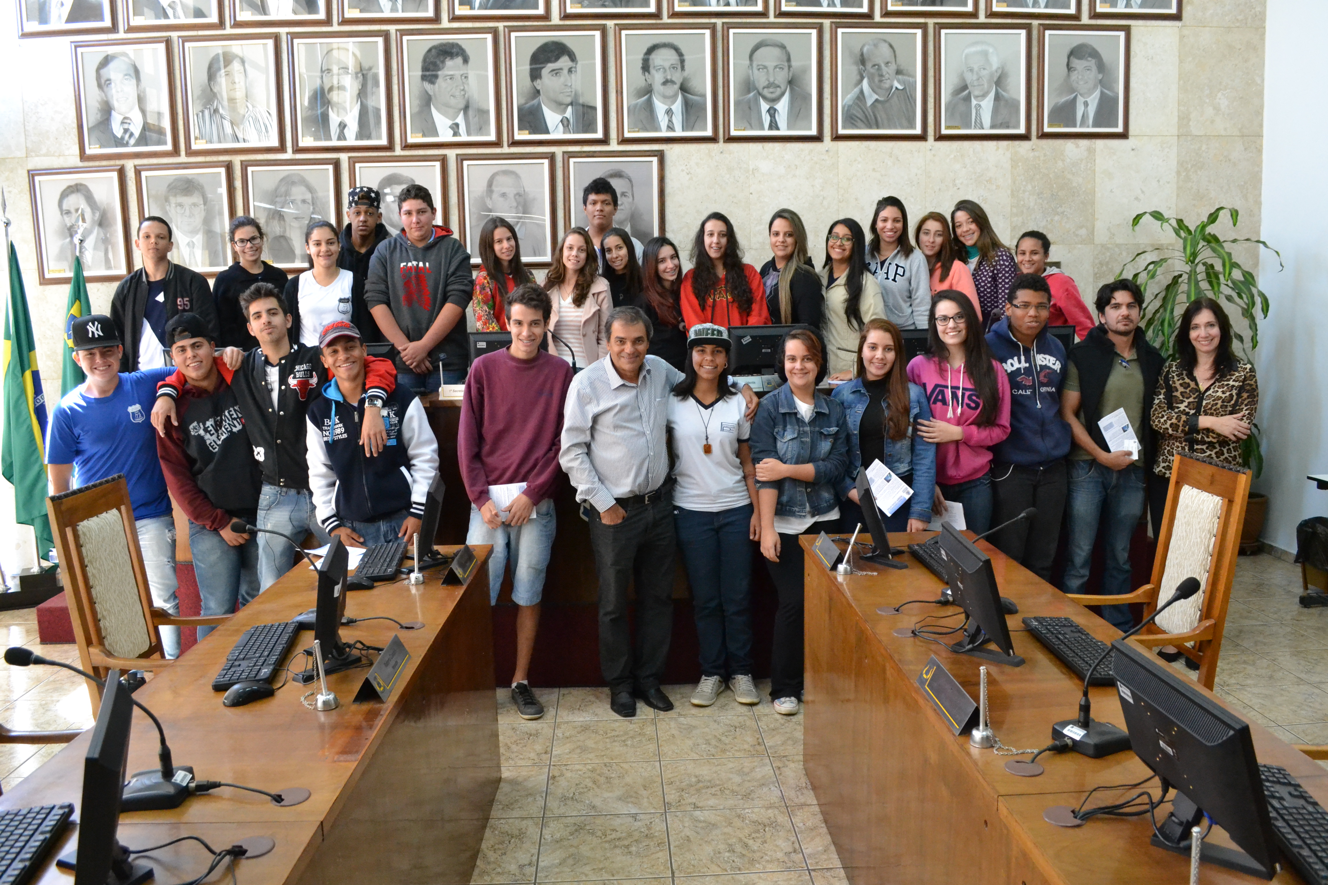 Estudantes do Ensino Médio visitam o Legislativo e aprendem sobre o funcionamento da Casa de Leis