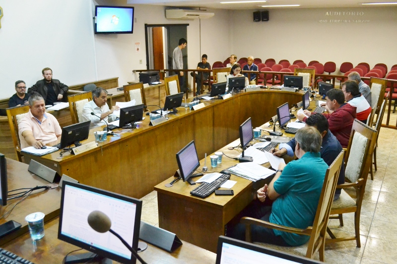 Plenário aprova 5 documentos e debate destinação de terreno para a Justiça Federal