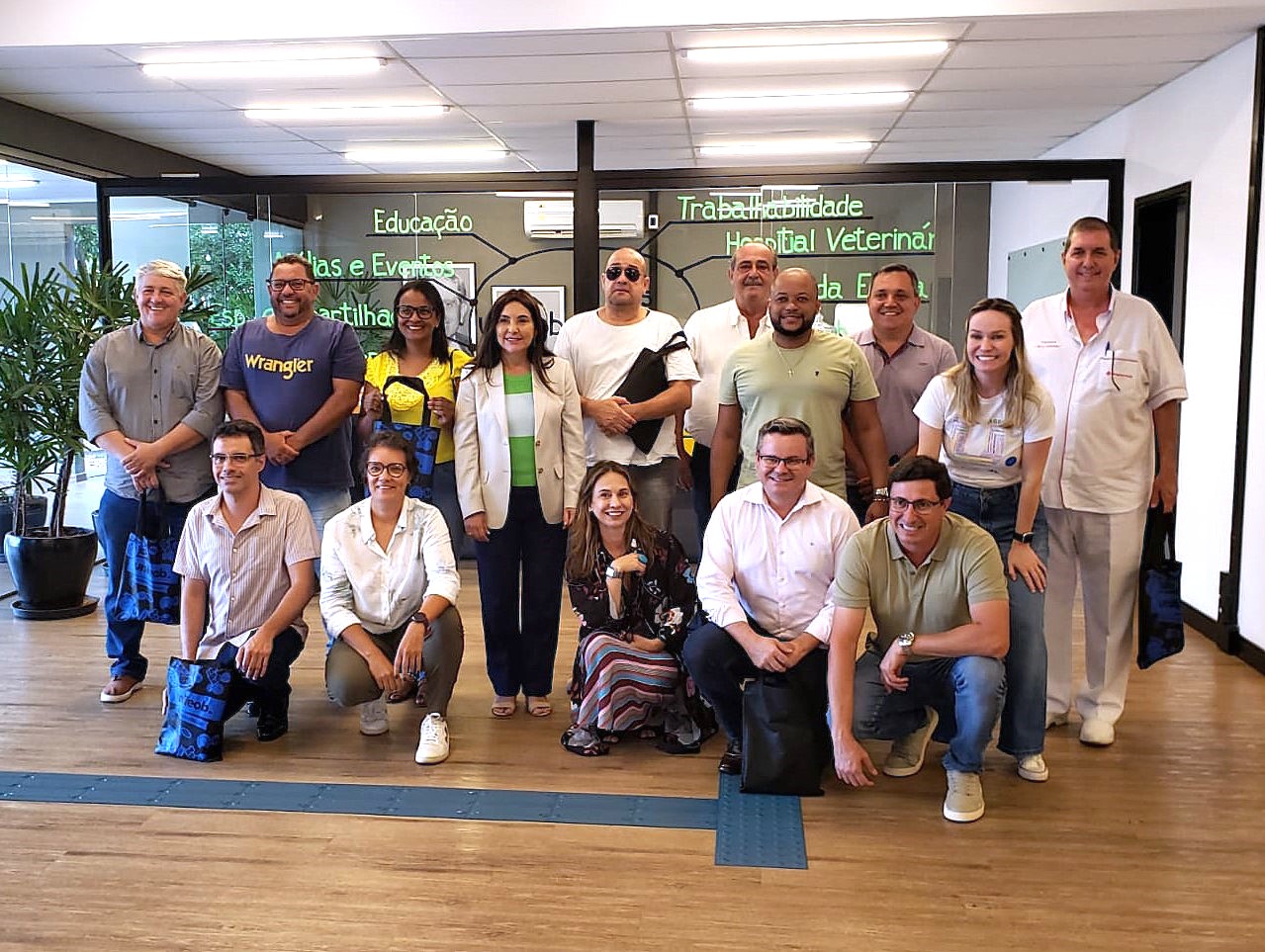 A convite, presidente e vereadores visitam Centro Veterinário e campus da Unifeob